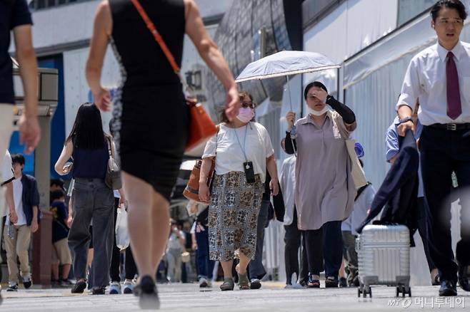 (도쿄 AFP=뉴스1) 권영미 기자 = 5일 일본 도쿄에서 한낮의 더위 속을 시민들이 걷고 있다. 2025.08.05.  ⓒ AFP=뉴스1  Copyright (C) 뉴스1. All rights reserved. 무단 전재 및 재배포,  AI학습 이용 금지. /사진=(도쿄 AFP=뉴스1) 권영미 기자