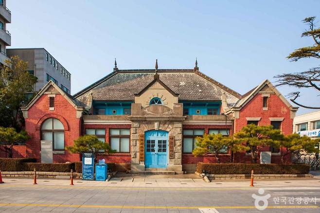 일제강점기 한반도 수탈의 역사를 고스란히 안고 있는 옛 군산세관 건물. /사진=한국관광공사