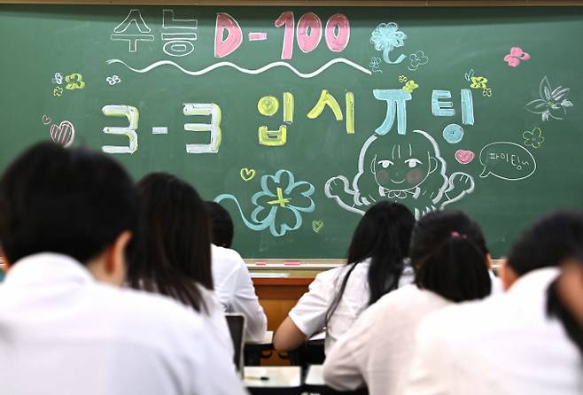 2026학년도 대학수학능력시험을 100일 앞둔 지난 5일 경기 수원시 팔달구 수원여자고등학교에서 고3 수험생들이 자습하고 있다. /사진=뉴시스 김종택 기자