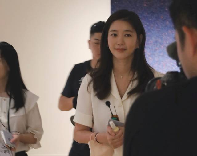 지난 8일 제주 서귀포 포도뮤지엄에서 취재진을 대상으로 전시를 설명 중인 김희영 총괄 디렉터. 포도뮤지엄 제공