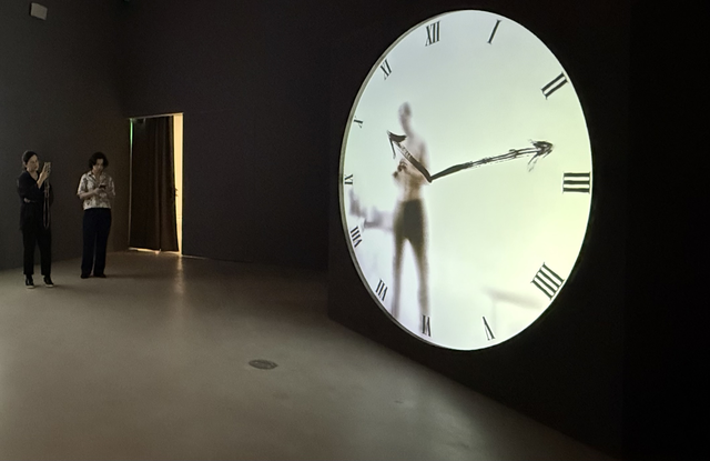 마르텐 바스의  ‘리얼 타임 XL - 아티스트 클락’. 박동미 기자