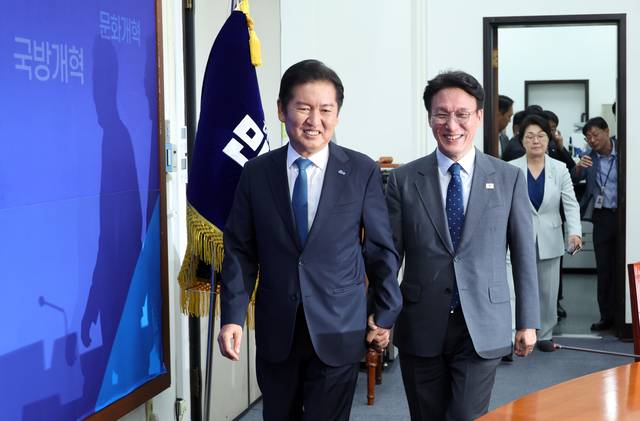 정청래 (왼쪽) 더불어민주당 대표와 김민석 국무총리. 뉴시스