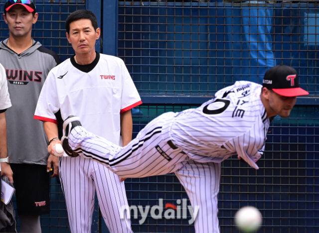 LG 염경엽 감독이 불펜으로 내려와 톨허스트의 투구를 보고 있다 / 잠실 = 유진형 기자 zolong@mydaily.co.kr
