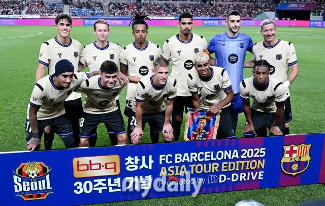 FC바르셀로나 선수들이 31일 오후 서울 상암동 서울월드컵경기장에서 진행된 'FC 바르셀로나 2025 아시아투어 에디션' FC바르셀로나와 FC서울의 경기에서 포즈를 취하고 있다.