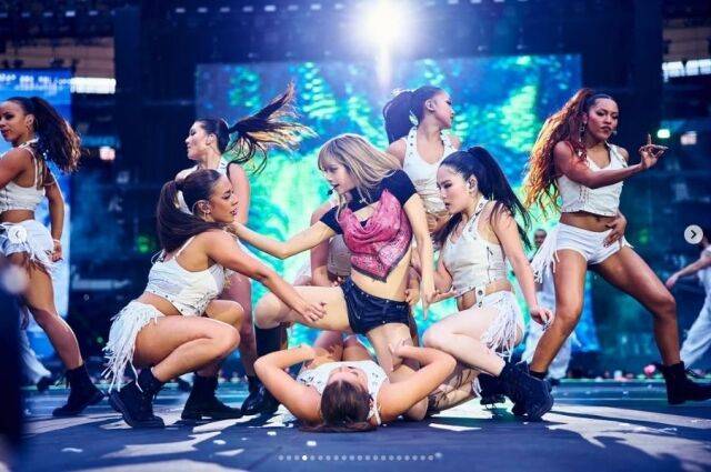 블랙핑크가 유럽 투어를 시작한 가운데 첫 무대부터 팬들의 시선을 강탈했다. /리사 소셜미디어