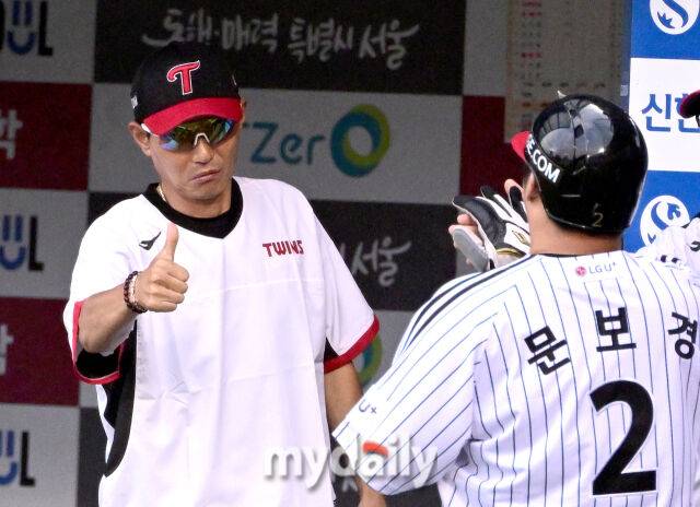 2025년 8월 9일 오후 서울 잠실구장에서 열린 '2025 신한 SOL뱅크 KBO 리그' 한화 이글스와 LG 트윈스의 경기LG 2루 주자 문보경이 1회말 2사 2루서 오지환의 1타점 적사타 때 홈을 밟고 염경엽 감독의 축하를 받고 있다./마이데일리