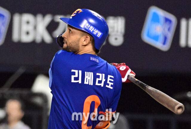 2025년 8월 9일 오후 서울 잠실구장에서 열린 '2025 신한 SOL뱅크 KBO 리그' 한화 이글스와 LG 트윈스의 경기한화 리베라토가 8회초 1사 후 타격하고 있다./마이데일리