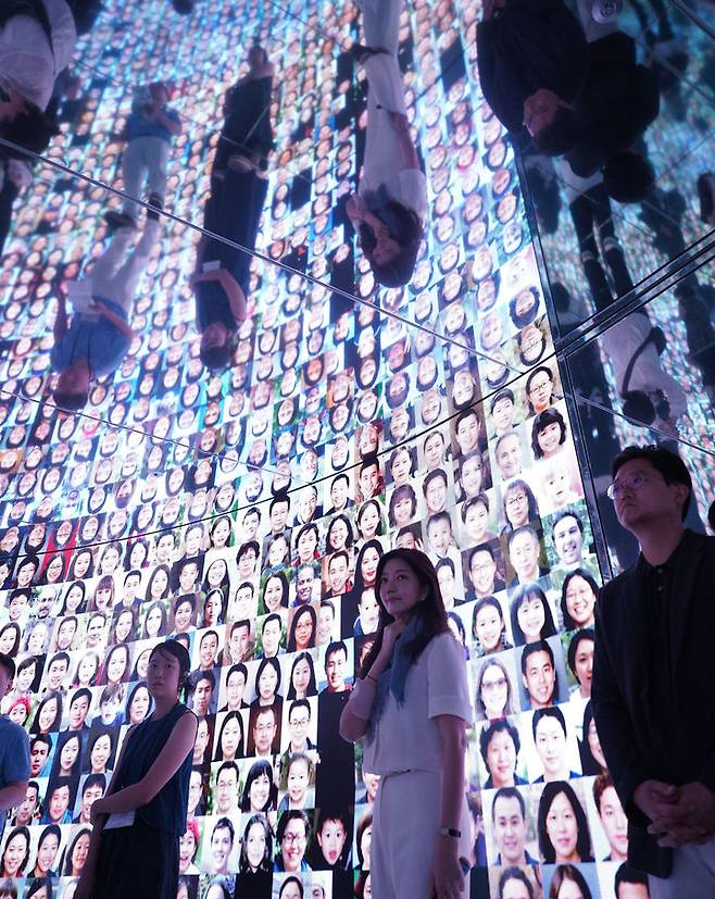 김희영 디렉터가 테마공간인 '우리는 별의 먼지다'에서 작품을 설명하고 있다. 사진-포도뮤지엄 제공. *재판매 및 DB 금지