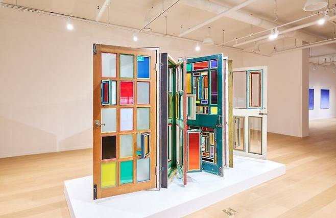 송동, Window Door Screen - Four Screens No. 벗겨진 페인트, 금이 간유리, 낡은 나무틀이 각기 다른 시대와 형태를 간직한 채 서로의 모서리에 기대어 균형을 이룬다.  *재판매 및 DB 금지