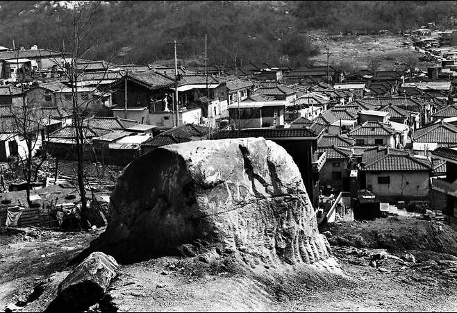 [서울=뉴시스] 거북바위에서 바라본 1986년 당시 양지마을 전경 (사진 한성재 제공) 2025,08,10. photo@newsis.com *재판매 및 DB 금지