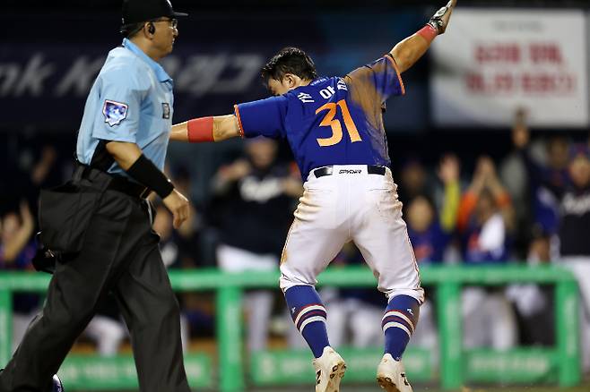 10일 잠실야구장에서 열린 2025 KBO리그 한화 이글스 대 LG 트윈스 경기. 7회 초 1사 3루 때 한화 손아섭이 문현빈의 타격으로 득점 후 기뻐하고 있다. 연합뉴스