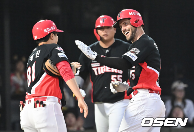 KIA 위즈덤이 홈런을 터트리고 축하를 받고 있다./OSEN DB