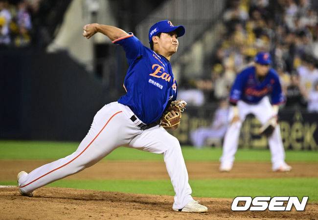 [OSEN=잠실, 조은정 기자]8일 오후 서울 잠실구장에서 ‘2025 신한 SOL Bank KBO리그’ LG 트윈스와 한화 이글스의 경기가 열렸다.LG는 임찬규, 한화는 류현진을 선발로 내세웠다.8회말 2사 한화 정우주가 역투하고 있다. 2025.08.08 /cej@osen.co.kr