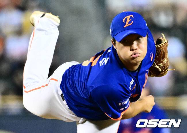 [OSEN=잠실, 조은정 기자]9일 오후 서울 잠실구장에서 ‘2025 신한 SOL Bank KBO리그’ LG 트윈스와 한화 이글스의 경기가 열렸다.LG는 치리노스, 한화는 엄상백을 선발로 내세웠다.8회말 한화 정우주가 역투하고 있다. 2025.08.09 /cej@osen.co.kr