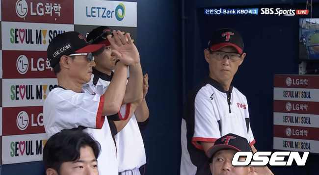 염경엽 LG 감독이 9일 잠실구장에서 열린 한화와 경기에서 6-0으로 앞선 3회말 1사 1루에서 두 팔로 ‘X’자 표시를 만들며 도루를 하지 말라고 지시했다. / 티빙 중계 화면