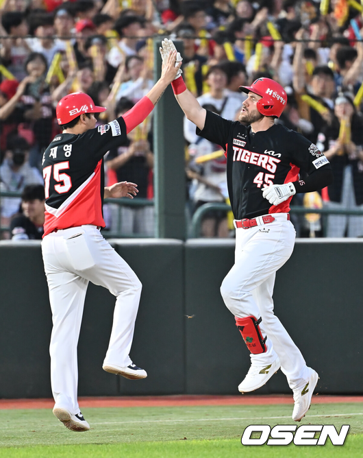 KIA 위즈덤이 홈런을 터트리고 세리모니를 하고 있다./OSEN DB