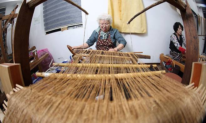 국가무형문화재 이수자이자 경상북도 무형문화재, 전수교육강사인 박순자(75)씨가 안동 임하면 금소마을 안동포 전수교육관에서 전통 베틀로 베짜기를 하고 있다. 안동포 짜기는 우리가 지켜나가야 할 문화유산이자 전통 섬유기술의 백미다.