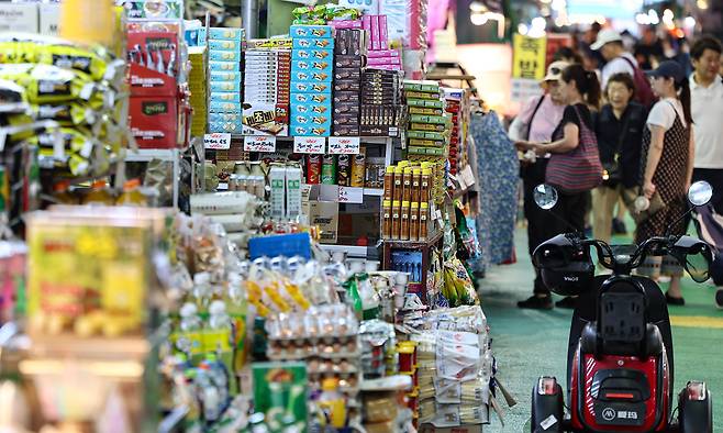 서울 마포구 망원시장에서 시민들이 장을 보고 있다. 뉴스1