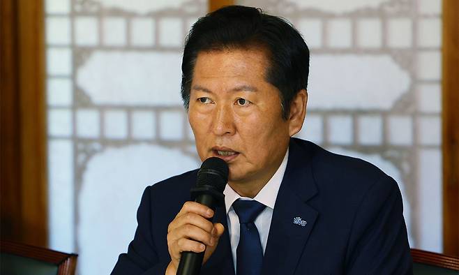 정청래 더불어민주당 대표가 10일 서울 종로구 삼청동 총리공관에서 열린 고위당정협의회에 참석해 모두발언을 하고 있다. 공동취재