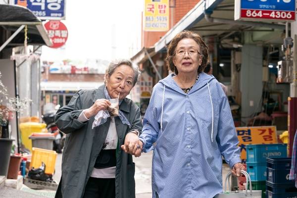 나문희·김영옥 주연의 독립영화 ‘소풍’의 한 장면. 한계에 몰린 노년의 삶과 존엄사에 관한 화두를 던져 큰 울림을 전했다. 롯데엔터테인먼트 제공