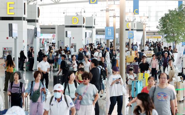 8일 오전 인천국제공항 1터미널 면세구역이 해외여행을 떠나는 여행객들로 북적이고 있다. 연합뉴스