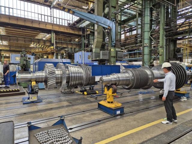 7월 25일(현지 시간) 방문한 체코 플젠시 두산스코다파워 공장에서 증기터빈에 들어가는 로터(회전축)가 작업대에 올려져 있다. 유민환 기자