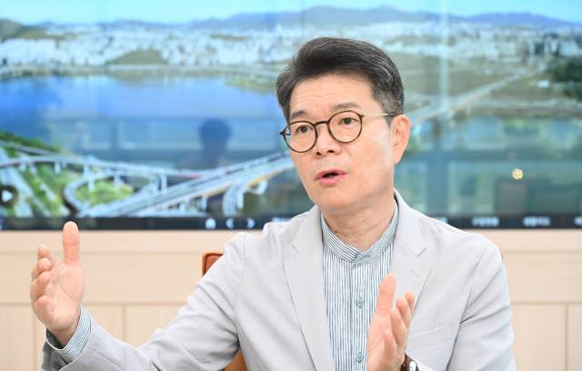 정원오 성동구청장이 구청에서 진행된 서울경제신문과의 인터뷰에서 젠트리피케이션 방지 방안에 대해 설명하고 있다. 오승현 기자