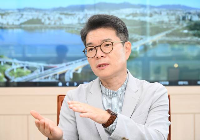 정원오 성동구청장이 구청에서 진행된 서울경제신문과의 인터뷰에서 젠트리피케이션 방지 방안에 대해 설명하고 있다. 오승현 기자