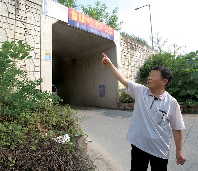 2015년 8월13일 정현조씨가 사건 현장인 대구 구마고속도로(현 중부내륙고속도로) 아래 굴다리 앞에서 당시 상황을 설명하고 있다. ⓒ시사저널 박은숙
