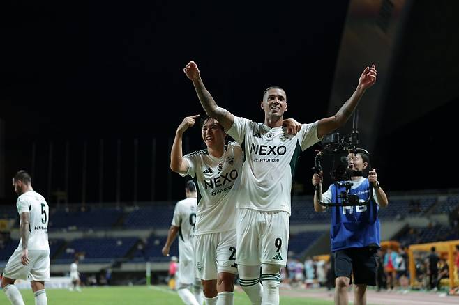 전북 베테랑 권창훈(왼쪽)은 모든 포지션을 두루 오가는 주연같은 조연으로 팀의 선두 레이스에 힘을 보태고 있다. 사진제공｜한국프로축구연맹