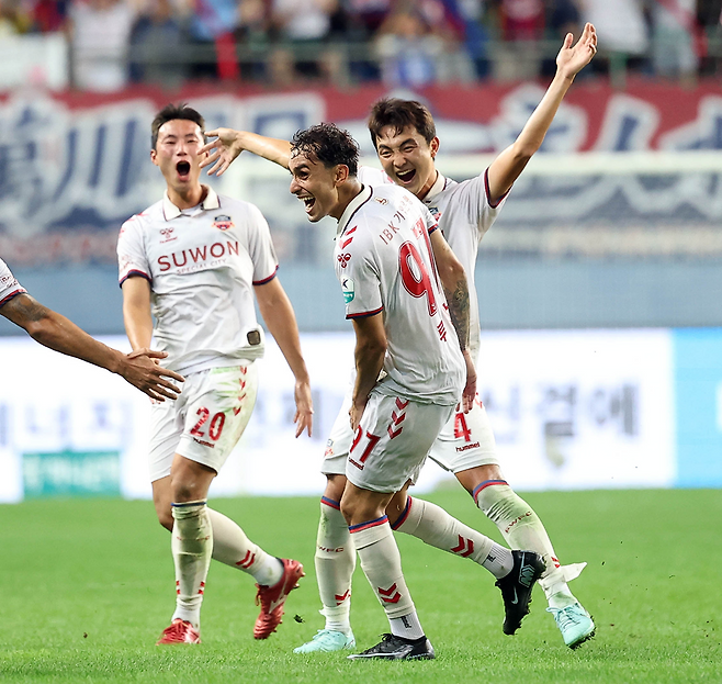 수원FC 루안이 10일 중거리 슈팅으로 추가골을 뽑아낸 뒤 환호하고 있다. 수원FC 제공