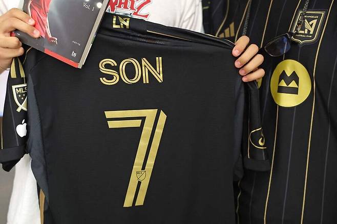▲ 손흥민이 메이저리그사커(MLS) 최고 이적료를 기록하며 은 미국으로 활동 무대를 옮긴다. 손흥민은 토트넘 고별전을 마치고 \"축구 인생이 끝나는 것은 아니니까 조금 더 발전할 수 있는 모습과 더 많은 골 세리머니를 팬들에게 보여드릴 것\"이라고 했다. ⓒ 연합뉴스/AFP