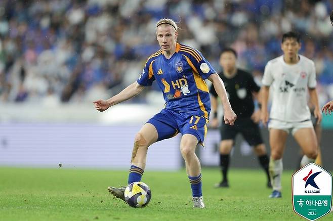 ▲ 신태용 감독 용병술이 빛났다. 0-0으로 팽팽히 맞선 후반 27분, 윤재석 대신 교체로 들어간 구스타브 루빅손(사진)이 천금 같은 결승골로 신임 사령탑에게 데뷔전 승리를 안겼다.&nbsp;전반 동안 볼 점유율 51%, 슈팅 수 8-1, 유효슈팅 수 4-0으로 제주를 압도했지만 문전 침착성이 아쉬웠던 울산은 후반 교체 투입된 루빅손과 강상우, 서명관 활약을 앞세워 승전고를 울렸다. ⓒ&nbsp;한국프로축구연맹