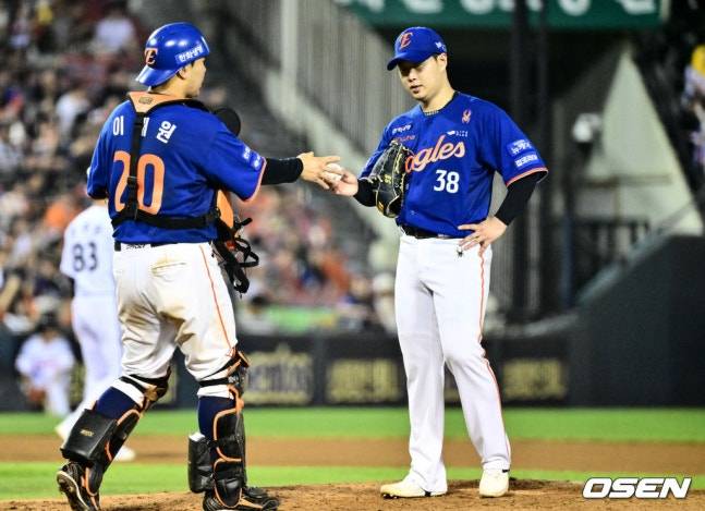 9일 경기에서 70구를 던진 뒤 마운드에서 내려가는 김종수(오른쪽).