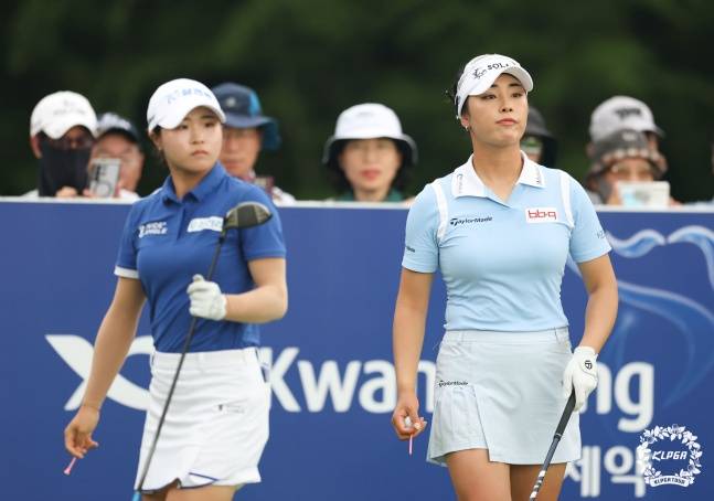 고지원(왼쪽)과 윤이나가 9일 제주 서귀포시에 위치한 사이프러스 골프 앤 리조트에서 열린 KLPGA 제주 삼다수 마스터스 대회 3라운드에 출전했다. /사진=KLPGA 제공