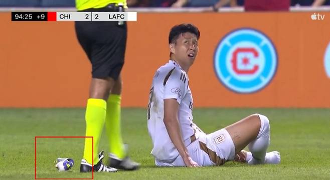 로스앤젤레스(LA)FC 손흥민(위)이 10일 미국 일리노이주 브리지뷰의 시트긱 스타디움에서 열린 시카고 파이어와의 2025 미국프로축구 메이저리그사커(MLS)에서 상대 수비수 태클에 축구화(왼쪽 빨간색 네모)가 벗겨진 모습. /사진=애플TV 중계화면 캡처