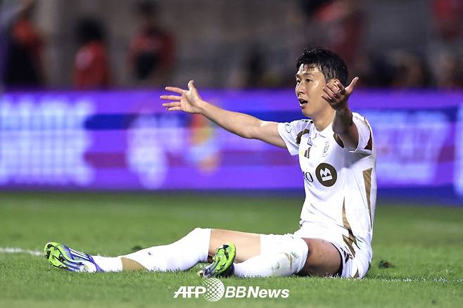 로스앤젤레스(LA)FC 손흥민(왼쪽)이 10일 미국 일리노이주 브리지뷰의 시트긱 스타디움에서 열린 시카고 파이어와의 2025 미국프로축구 메이저리그사커(MLS)에서 상대 수비수 카를로스 테란에게 걸려 넘어진 뒤 주심에게 페널티킥을 어필하고 있다. /AFPBBNews=뉴스1