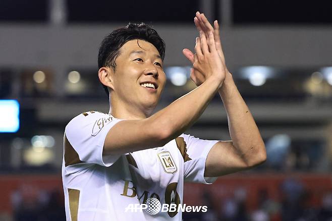 로스앤젤레스(LA)FC 손흥민이 10일 미국 일리노이주 브리지뷰의 시트긱 스타디움에서 열린 시카고 파이어와의 2025 미국프로축구 메이저리그사커(MLS) 2-2 무승부 이후 관중들에게 인사하고 있다. /AFPBBNews=뉴스1