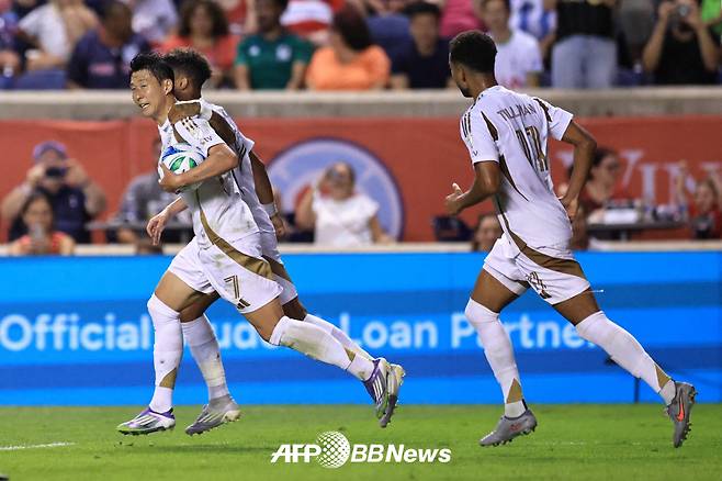 로스앤젤레스(LA)FC 손흥민(왼쪽)이 10일 미국 일리노이주 브리지뷰의 시트긱 스타디움에서 열린 시카고 파이어FC와의 2025 미국 프로축구 메이저리그사커(MLS) 27라운드 원정경기에서 공부터 챙긴 뒤 드니 부앙가를 축하해준 뒤 자기 진영으로 돌아가고 있다. /AFPBBNews=뉴스1