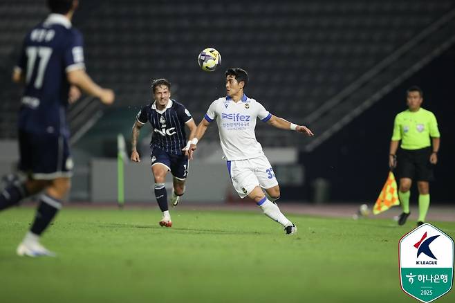 볼 컨트롤 하는 이주용(흰색). /사진=한국프로축구연맹 제공
