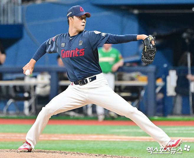 1일 오후 서울 구로구 고척스카이돔에서 열린 '2025 신한 SOL Bank KBO리그' 롯데 자이언츠와 키움 히어로즈의 경기, 8회말 1사 롯데 윤성빈이 공을 힘차게 던지고 있다. 엑스포츠뉴스 DB