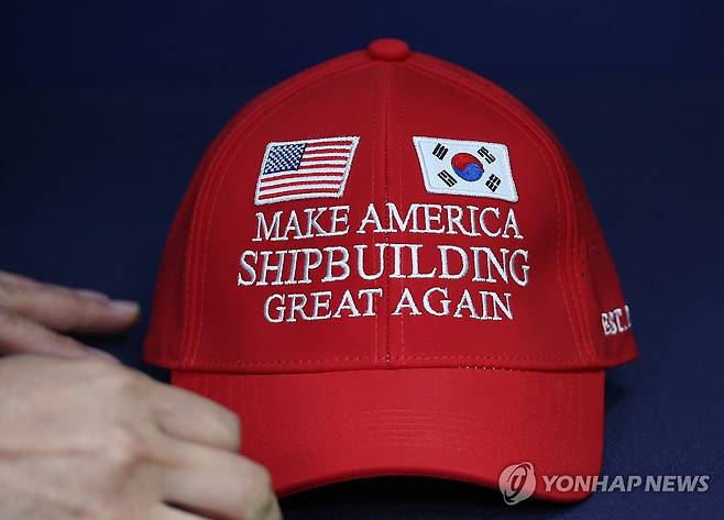 한미관세협상 마스가(MASGA) 모자 대통령실이 8월 3일 공개한 '마스가'(MASGA·Make American Shipbuilding Great Again) 모자. '마스가'는 이번 한미관세협상 때 조선 분야 협력 내용을 압축적으로 전달하기 위해 산업통상자원부가 만든 슬로건으로 한국협상단은 이 모자와 대형 패널 등을 준비했다. [연합뉴스 자료사진]