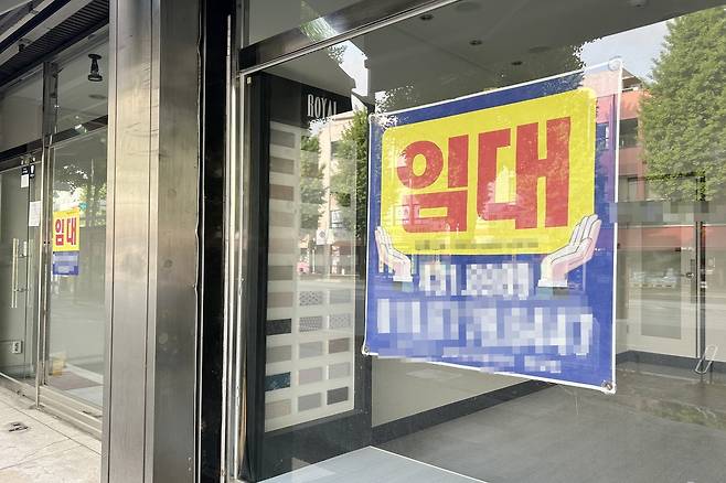 광주 금남로 건물 1층 공실에 붙은 임대 현수막 [촬영 장아름]