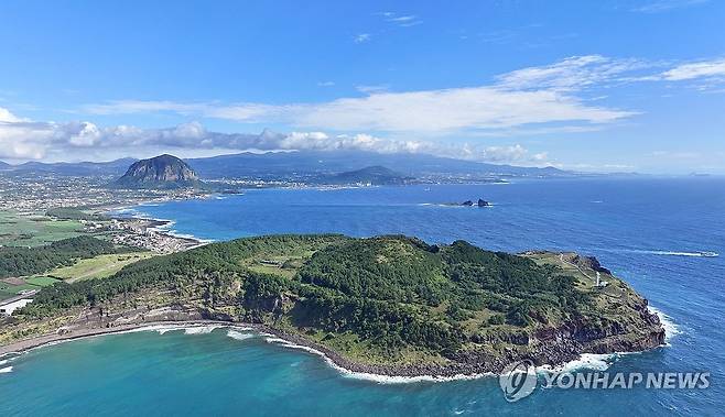 제주 송악산(앞쪽)과 산방산(가운데) 한라산(맨 뒷편) [촬영 박지호]