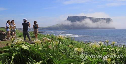 제주 신양사구에서 본 성산일출봉 [촬영 박지호 기자]