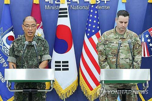 을지 자유의 방패 연습 한미 공동브리핑 [연합뉴스 자료사진 재판매 및 DB금지] 이성준 합동참모본부 공보실장(왼쪽)과 라이언 도널드 유엔사·연합사·주한미군사 공보실장이 7일 서울 용산구 국방부 브리핑룸에서 2025년 을지 자유의 방패(UFS) 연습 한미 공동브리핑을 하고 있다. 2025.8.7 [사진공동취재단]
    photo@yna.co.kr