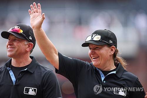 관중에게 손 흔드는 파월 심판 [게티이미지/AFP=연합뉴스]