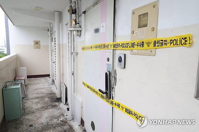 대구 아파트 화재 현장 (대구=연합뉴스) 박세진 기자 = 10일 대구 동구 아파트 화재 현장 현관문에 폴리스라인이 설치돼 있다. 2025.8.10 psjpsj@yna.co.kr