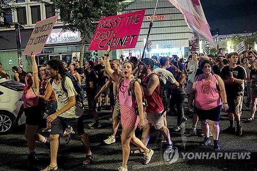 텔아비브 국방부 청사 앞에서 인질 석방을 촉구하는 시위대  [AFP 연합뉴스. 재판매 및 DB 금지]