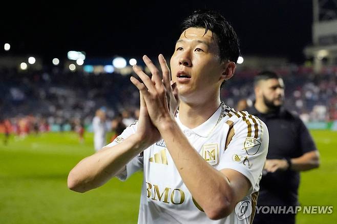 LAFC 유니폼을 입고 MLS 데뷔전을 치른 손흥민이 관중에게 인사하고 있다. [Getty Images via AFP=연합뉴스]